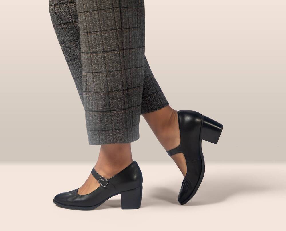 NEW AETREX women sara pump heel in black